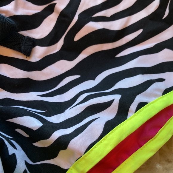Women’s size small reversible zebra & pink short shorts - Picture 7 of 7